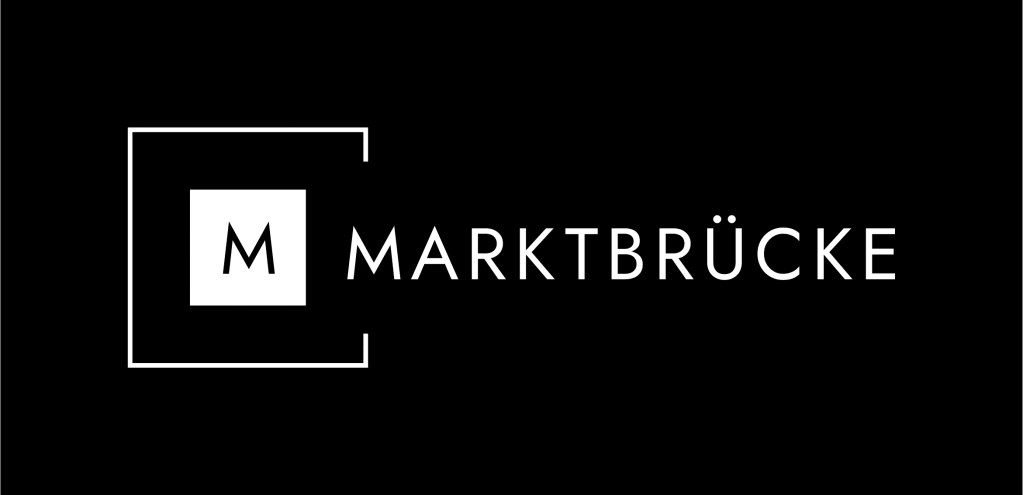 Moderne Markttbrücke Logo im Design mit schwarzem Hintergrund und weißem Symbol, repräsentiert die Marke für hochwertige Druckprodukte und kreative Lösungen.